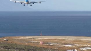 Impresionante aterrizaje de un avión de Aerolíneas con viento cruzado en Ushuaia
