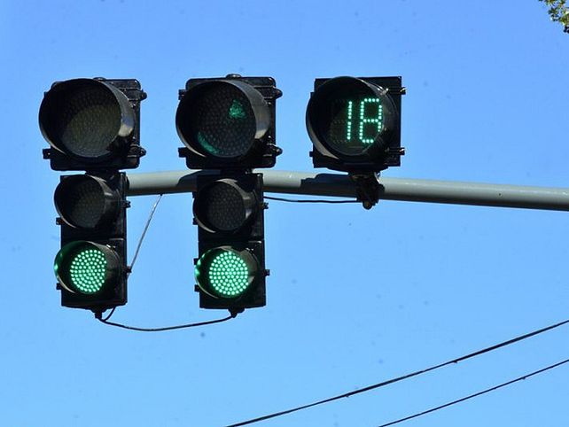 El sistema consiste en un reloj con lámparas led colocado en la parte superior del semáforo que tenga fotomultas referida a cruces en rojo