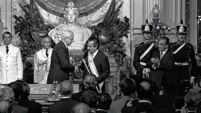 Raúl Alfonsín recibió sus atributos del último presidente de la dictadura