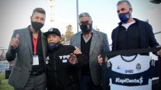 Abrazos. Diego, flanqueado por Marcelo Tinelli y Claudio Tapia, recibió afectuosos homenajes en la previa al encuentro. Abrazos. Diego, flanqueado por Marcelo Tinelli y Claudio Tapia, recibió afectuosos homenajes en la previa al encuentro.