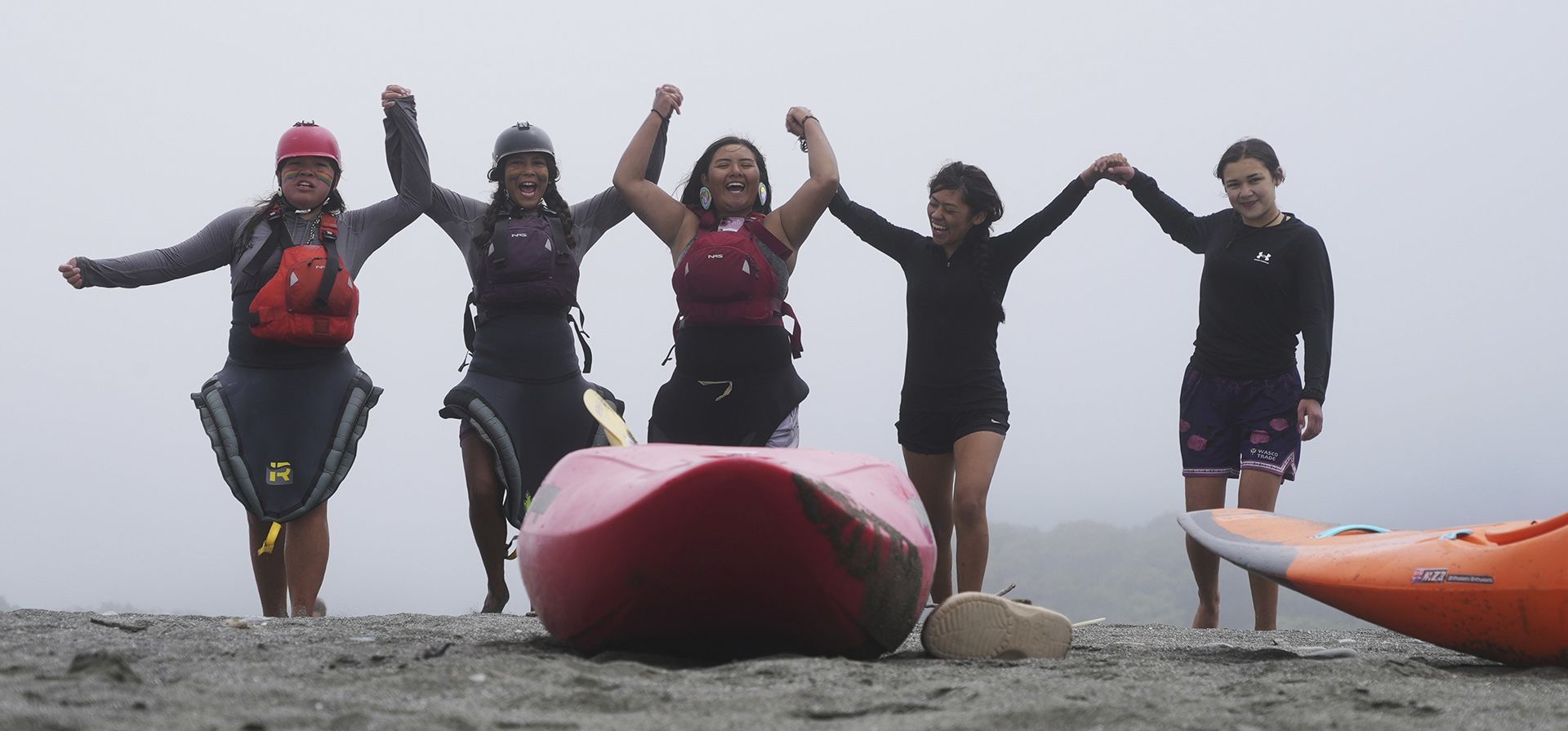 Jóvenes remadores nativos se toman de la mano y celebran mientras caminan por el tramo arenoso que separa el río Klamath del océano Pacífico el viernes 11 de julio de 2025 en Klamath, California. (Foto AP/Brittany Peterson) Jóvenes remadores nativos se toman de la mano y celebran mientras caminan por el tramo arenoso que separa el río Klamath del océano Pacífico el viernes 11 de julio de 2025 en Klamath, California. (Foto AP/Brittany Peterson)