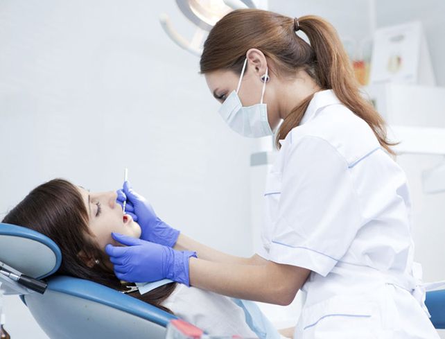 Los dentistas obligados a mantener una postura específica por tiempo prolongado