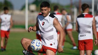 Juanchó García en una de las prácticas que lleva adelante el plantel de Newells a la espera del regreso del torneo.