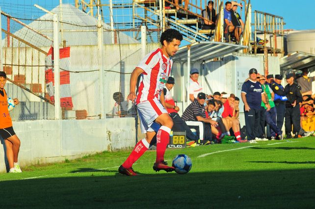 Atlético Paraná volvió a la victoria tras once partidos sin ganar