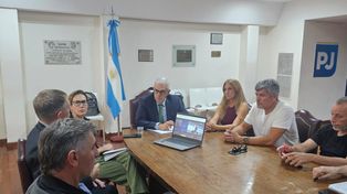 El ex ministro de Agricultura Julián Domínguez, con referentes agroindustriales y políticos en Las Parejas.