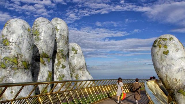 El increíble Puente de oro sostenido por dos manos deslumbra a los visitantes de Vietnam