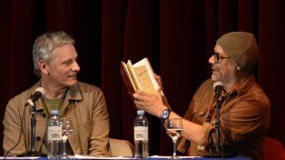 Viggo Mortensen presentó su libro en Bahía Blanca: Se que acá se escribe, se publica y por suerte también se compra poesía, expresó