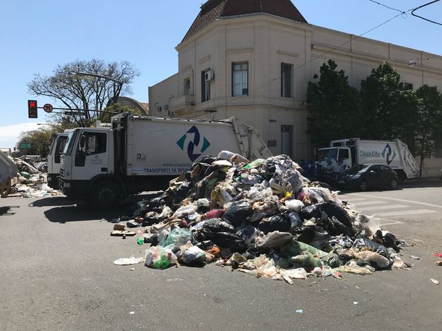 Una protesta de recolectores de residuos genera un basural en Lagos y Pellegrini