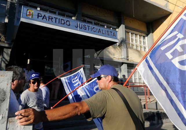 Protesta. El 4 de febrero pasado se reunió el consejo provincial y los trabajadores les recordaron la deuda salarial.