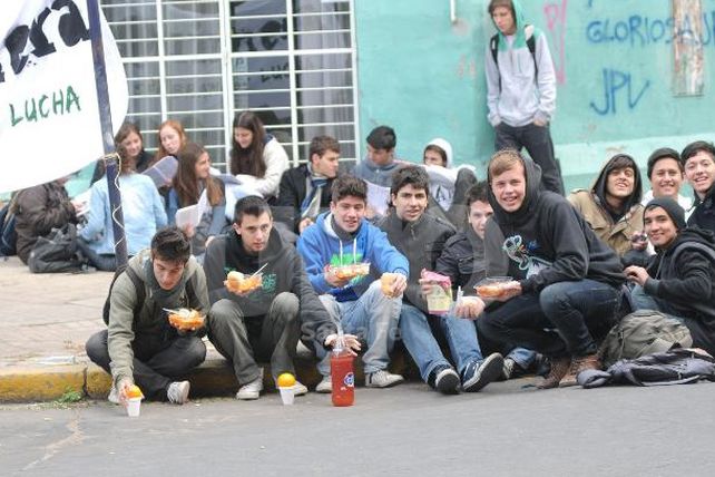 Alumnos de la Escuela Industrial Superior organizaron una raviolada