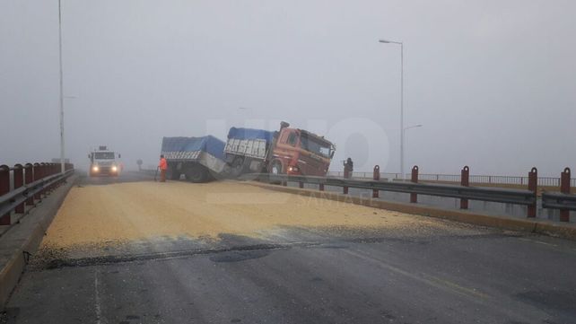 Choque y vuelco de cereal en el puente de la ruta nacional 34 y la 19