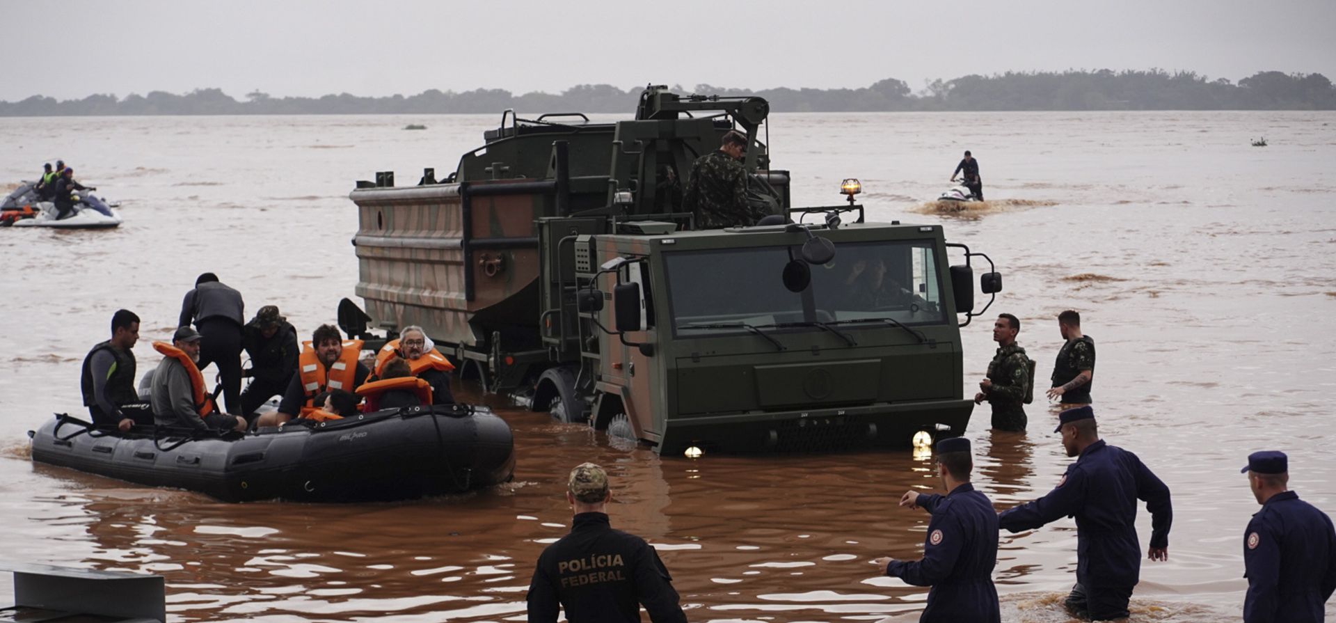 Soldados brasileños y policías federales evacuan a residentes de una zona inundada por fuertes lluvias en Porto Alegre, estado de Rio Grande do Sul, Brasil, el sábado 4 de mayo de 2024. (Foto AP/Carlos Macedo)