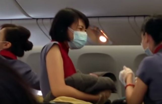 Milagro a nueve mil metros de altura: un bebé asiático nació en pleno vuelo