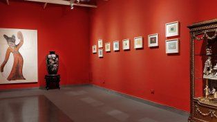 Daniel García en diálogo con los cuadros y piezas del Museo Estévez