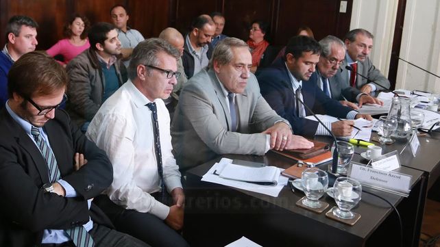 Repudiable acción. Los miembros de las fuerzas (atrás de los abogados)