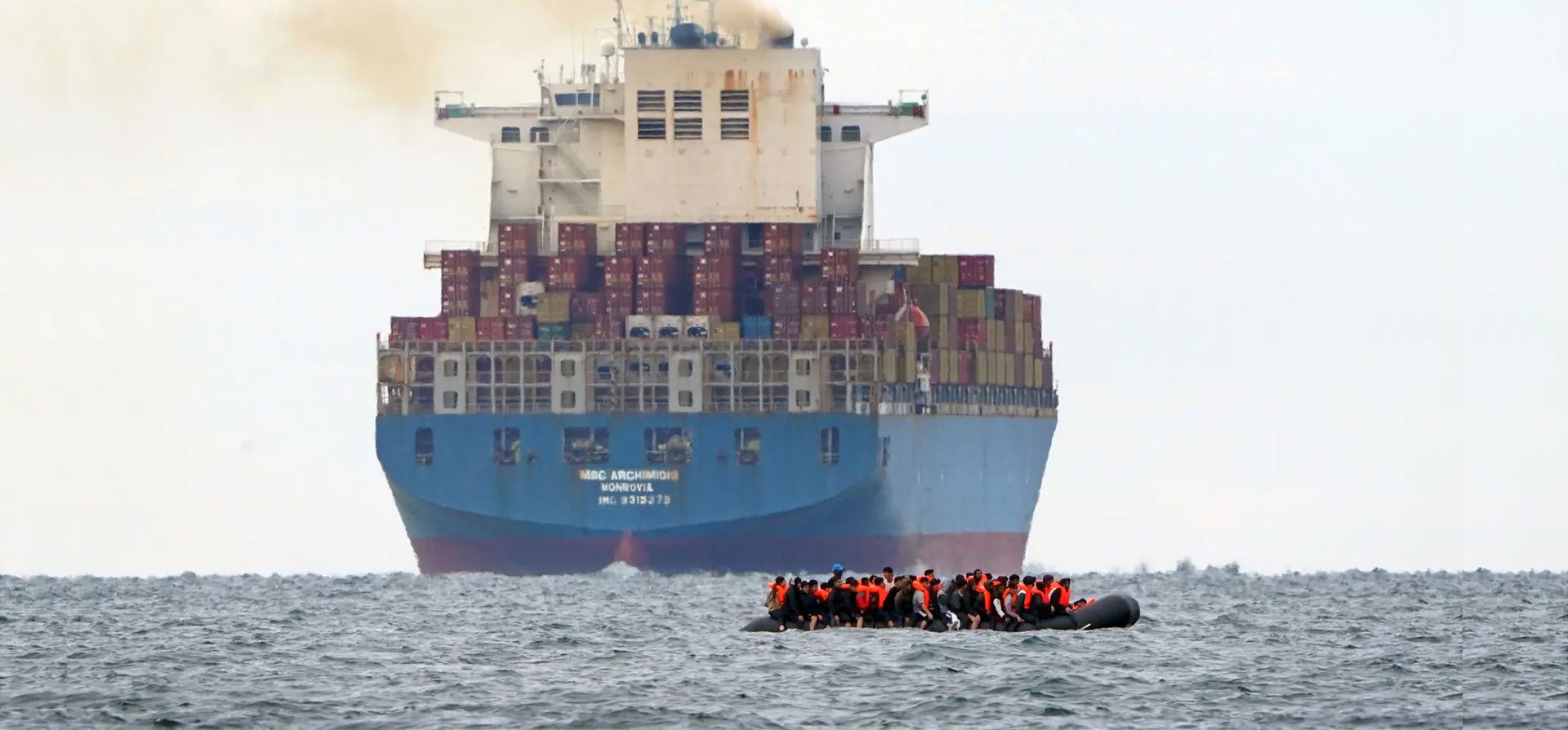 Un grupo de personas, que se cree que son migrantes, cruzan el Canal en un pequeño bote que viaja desde la costa de Francia y se dirige en dirección a Dover, Kent. Fotografía: Gareth Fuller/PA Un grupo de personas, que se cree que son migrantes, cruzan el Canal en un pequeño bote que viaja desde la costa de Francia y se dirige en dirección a Dover, Kent. Fotografía: Gareth Fuller/PA