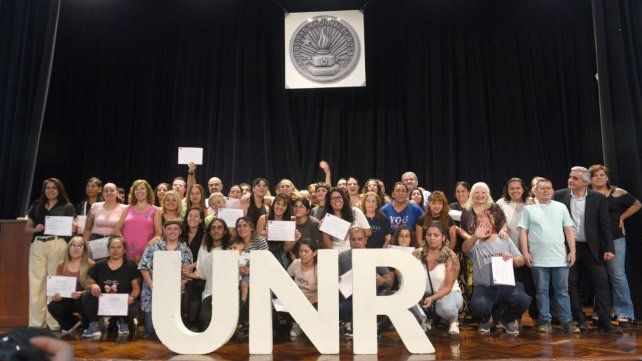 El salón de actos de Ingeniería de la UNR fue el escenario de la entrega de diplomas.