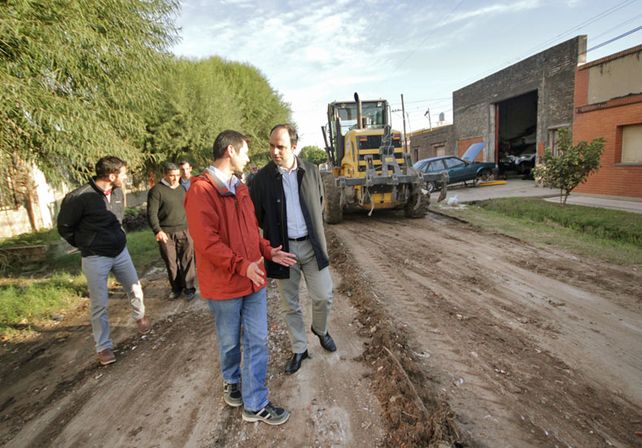 Luego de la lluvia, trabajan para recuperar calles de tierra y arena