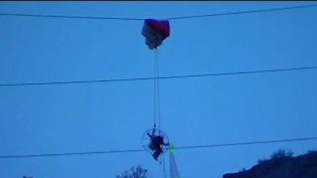 Practicaba parapente y cayó sobre cables de alta tensión