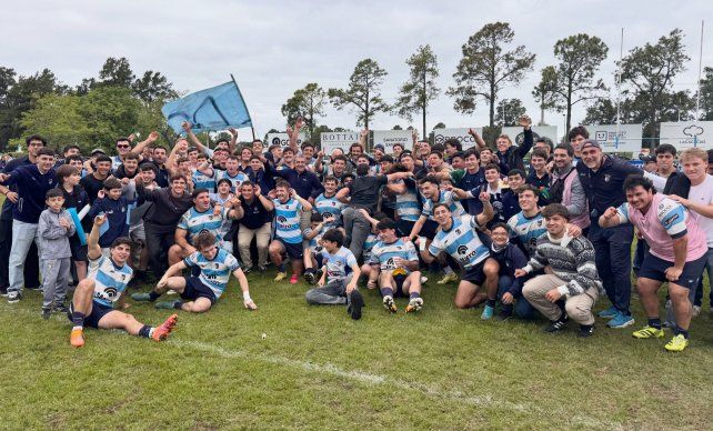 CRAI celebra el triunfo conseguido frente a Santa Fe Rugby en la autopista.