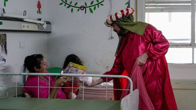 Los Reyes Magos llegaron a los distintos hospitales de Rosario para repartir juguetes y golosinas. 