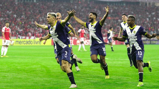 Central celebró en Porto Alegre el gol de Sández y el pasaje a los octavos de final. 