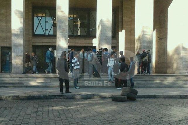 Los limpiavidrios se manifestaron frente al municipio, hubo detenidos