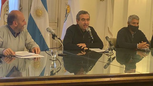 El intendente Pablo Javkin durante la rueda de prensa de estwe mediodía.