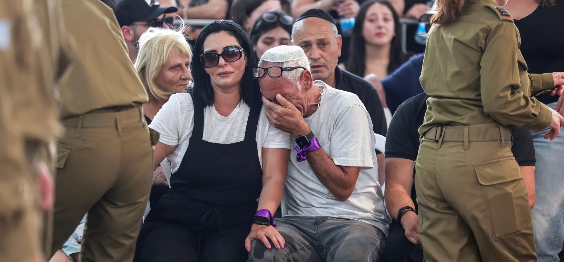 Familiares lloran durante el funeral del soldado israelí Almog Shalom en el cementerio militar del Monte Hetzel, un día después de su muerte junto con otros tres soldados en la Franja de Gaza, Jerusalén. Fotografía: Menahem Kahana/AFP/Getty Images Familiares lloran durante el funeral del soldado israelí Almog Shalom en el cementerio militar del Monte Hetzel, un día después de su muerte junto con otros tres soldados en la Franja de Gaza, Jerusalén. Fotografía: Menahem Kahana/AFP/Getty Images