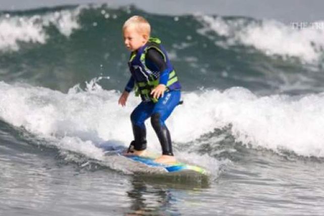 Un surfista de 3 años asombra en la web
