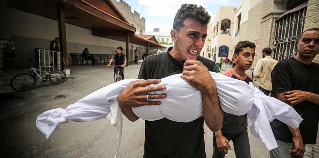 Un palestino en el hospital bautista al-Ahli sostiene el cuerpo de un pariente muerto en ataques israelíes, Ciudad de Gaza. Fotografía: Anadolu/Getty Images
