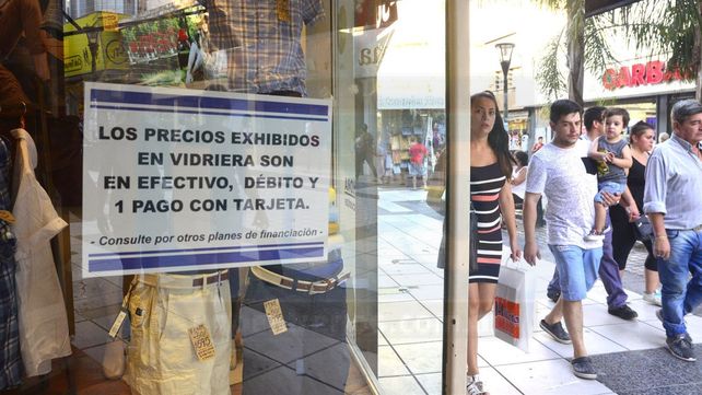 Vidrieras. Se exhiben los precios en efectivo y casi no hay promociones de planes de financiación.&nbsp;