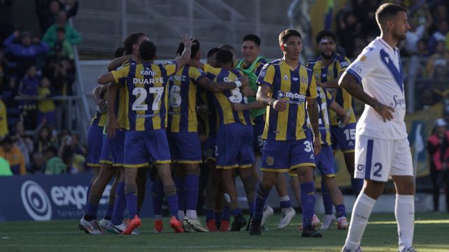 Los futbolistas de Central celebran ante Vélez