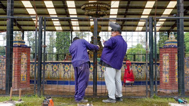 Trabajadores municipales trabajan este sábado en la reparación de los daños provocados por hinchas de Gimnasia en la Fuente de los Españoles.&nbsp;