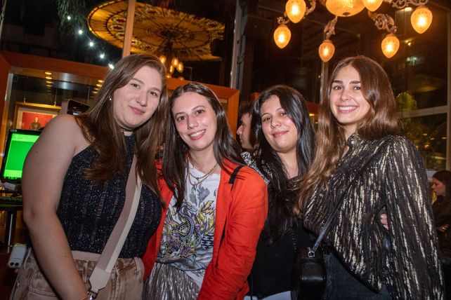 Candela Méndez, Florencia y Julieta Florentin y Sofi Musante  