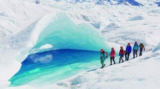 Turistas pueden vivir la experiencia única de caminar sobre el hielo patagónico, en una aventura en el Parque Nacional Los Glaciares.