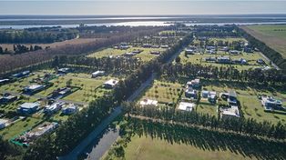 Robo violento en un barrio cerrado de la región: irrumpen armados y atan a una familia