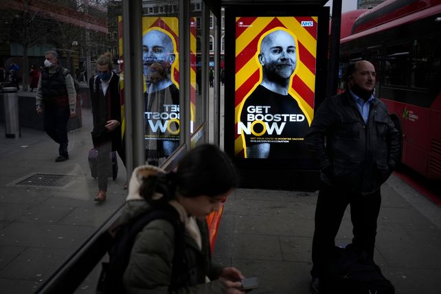 El cartel en una parada de colectivos de Londres llama a recibir inyecciones de refuerzo para frenar la propagación del coronavirus.