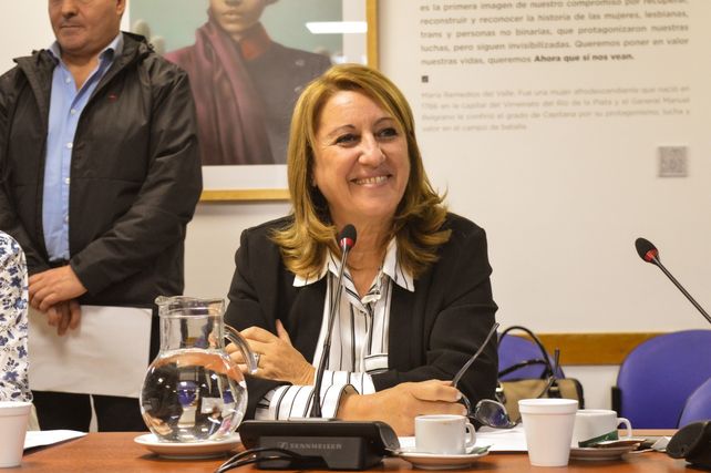 La ex intendenta de Rosario le pide al oficialismo que se abra a la discusión de temas transversales.