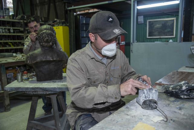 Recambio. En los talleres municipales se trabaja para reemplazar las piezas originales por imitaciones de bajo valor material.