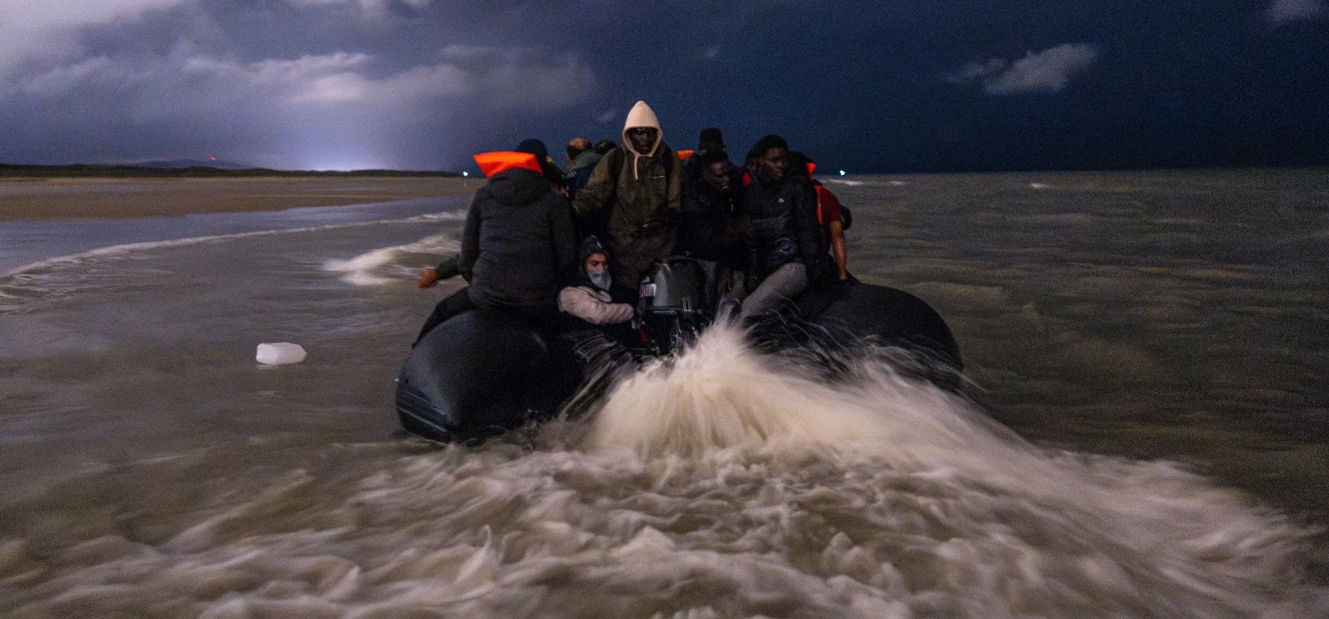 La gente aborda el bote de un contrabandista en un intento de cruzar el Canal de la Mancha hacia Inglaterra. Una persona murió esta semana en un intento de cruce, lo que eleva el número de muertes este año a 57, Sangatte, Francia. Fotografía: Sameer Al-Doumy/AFP/Getty Images La gente aborda el bote de un contrabandista en un intento de cruzar el Canal de la Mancha hacia Inglaterra. Una persona murió esta semana en un intento de cruce, lo que eleva el número de muertes este año a 57, Sangatte, Francia. Fotografía: Sameer Al-Doumy/AFP/Getty Images
