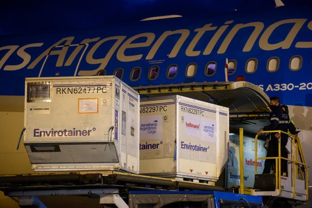 EZEIZA. La llegada este martes a la tarde de otras 768 mil vacunas Sinopharm.