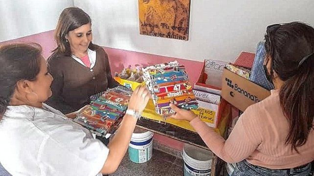 En Santa Elena una mujer hace carpetas de cartón para regalar a los chicos