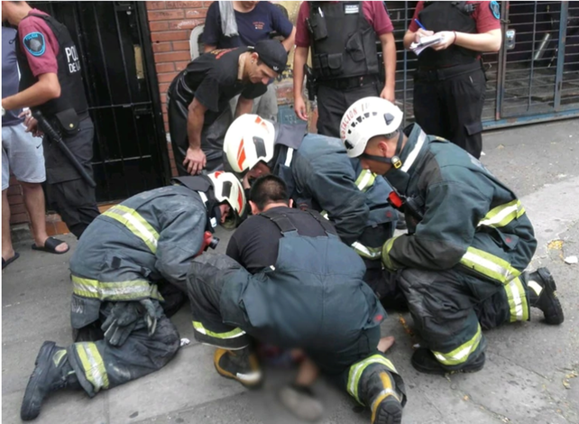 Internaron a un niño de 5 años que cayó desde un segundo piso en un edificio