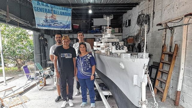 El tripulante Oscar Barzola visitó la réplica del Crucero General Belgrano junto a su familia.