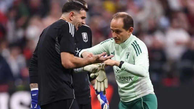 Dibu Martínez sufrió una lesión en su dedo en la previa de la final de la Europa League.
