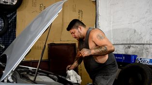 Poner el auto en condiciones puede superar un sueldo promedio.