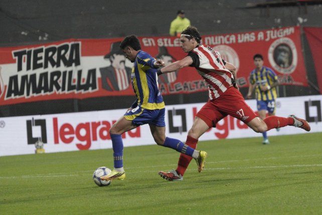 Alan Rodríguez define con categoría en el partido ante Barracas Central. Fue el último de visitante por el torneo Clausura.