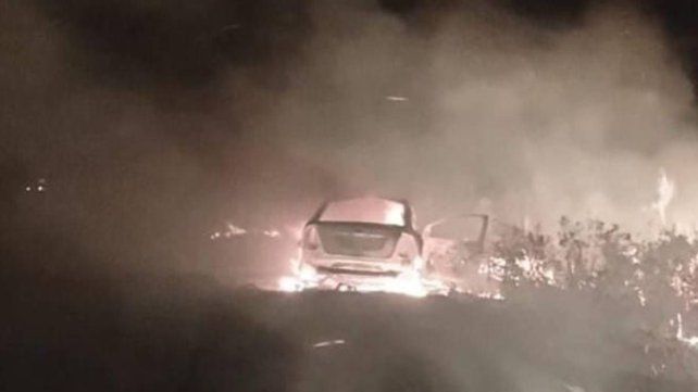 Un auto se incendió por completo en el camino de Puiggari-Racedo