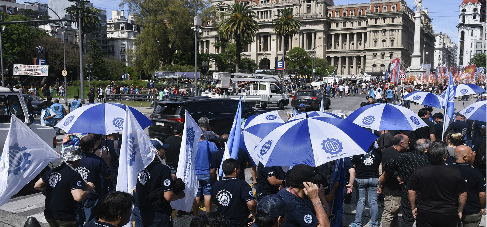 Manifestantes antigubernamentales protestan contra las reformas económicas del presidente argentino Javier Milei frente a la Corte Suprema mientras los sindicatos impugnan legalmente las medidas en Buenos Aires, Argentina, el miércoles 27 de diciembre de 2023. (AP Foto/Gustavo Garello) Manifestantes antigubernamentales protestan contra las reformas económicas del presidente argentino Javier Milei frente a la Corte Suprema mientras los sindicatos impugnan legalmente las medidas en Buenos Aires, Argentina, el miércoles 27 de diciembre de 2023. (AP Foto/Gustavo Garello)